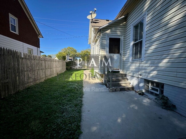 Building Photo - 823 Yout St