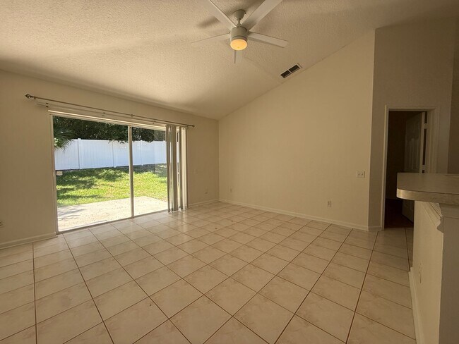Building Photo - Beautiful 3 bed/2 bath home with Lawn Care Included