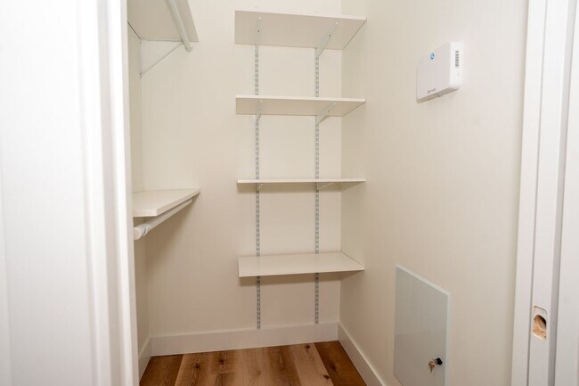Building Photo - UPSCALE APARTMENT**Available August 2026 Call to inquire about April specials!