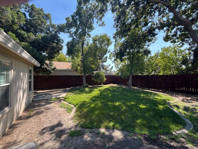 Building Photo - Charming 3 Bed / 2 Bath Home on a Quiet Cul-de-Sac with Spacious Backyard!