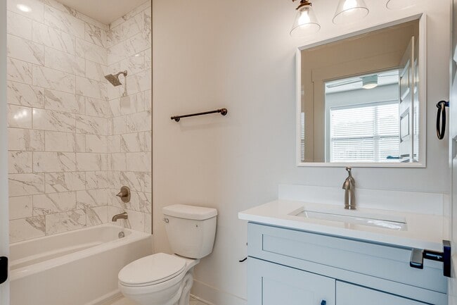 Building Photo - Stunning 4-Bedroom Nashville Home with Granite Countertops, Hardwood Floors, and Fireplace!