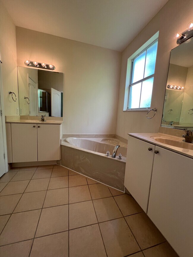 Master Bathroom - 938 NE 29th Ter