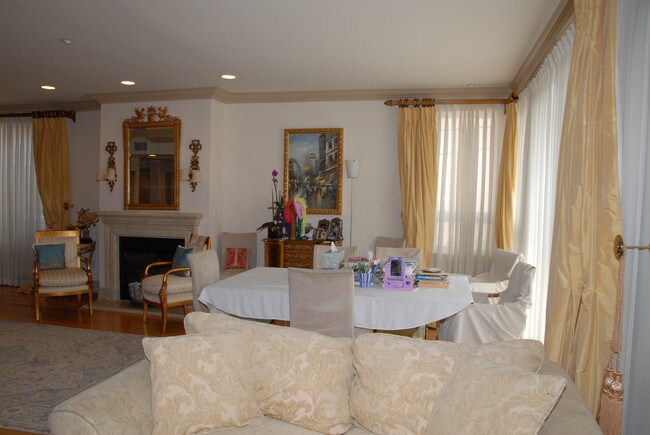 Dinning - 1337 Wellesley Ave