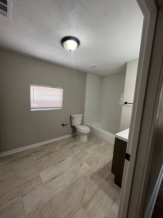 Building Photo - Plenty of Space!!