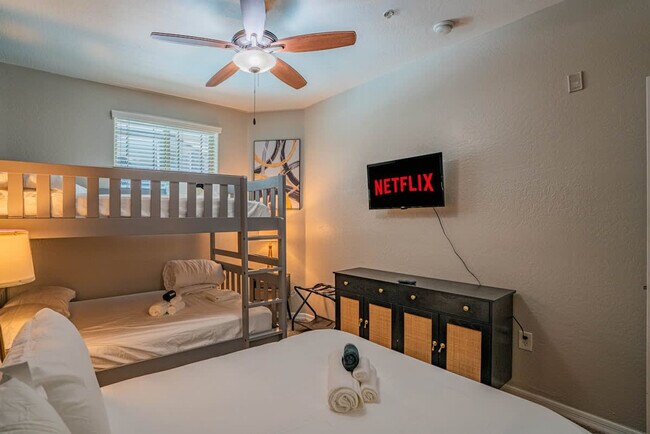 Building Photo - 1275 E University Dr