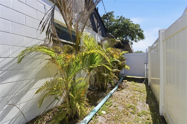 Building Photo - 7005 N Duncan Ave