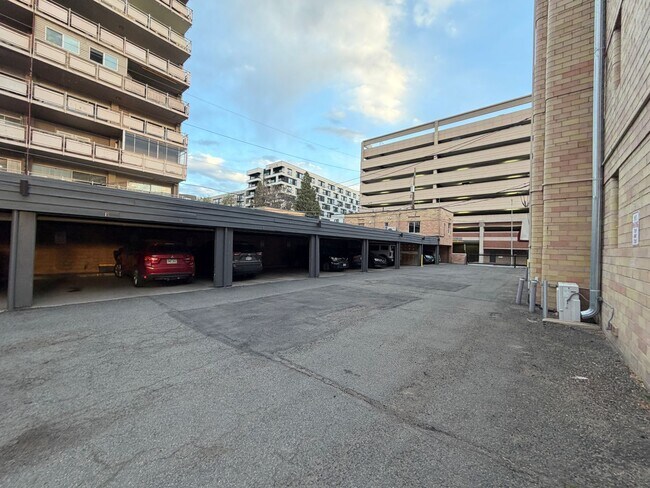 Building Photo - Turnkey Top-Floor Living in Gated Community Near City Park, Dining & Hospitals