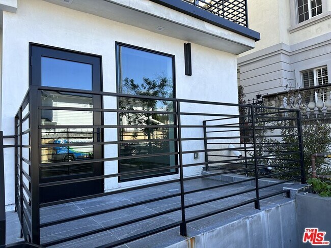 Building Photo - 9842 Vidor Dr