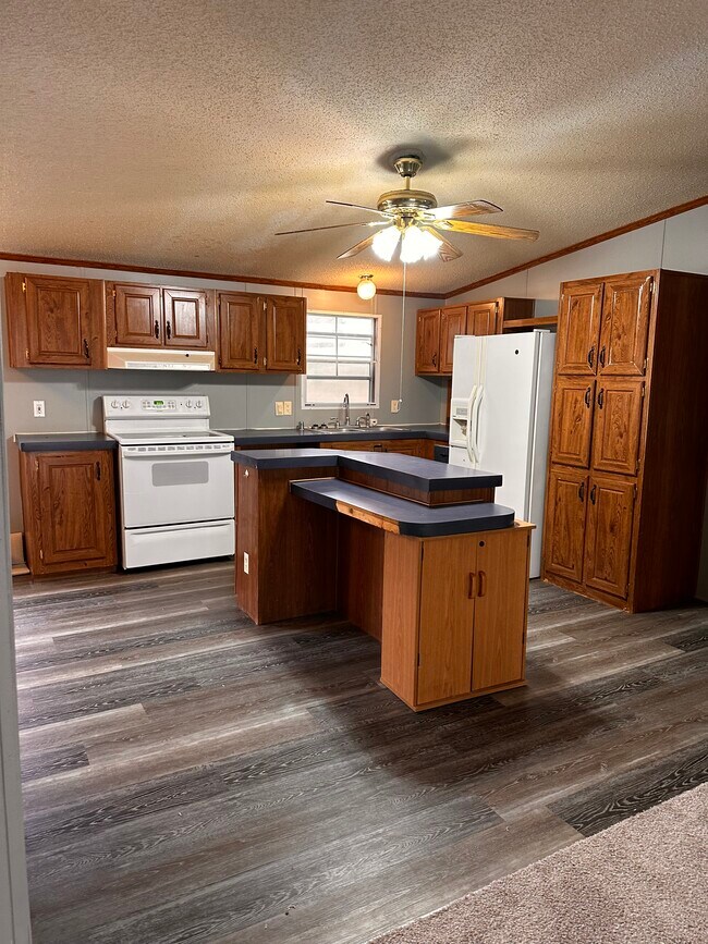 Building Photo - 101 West King Rd