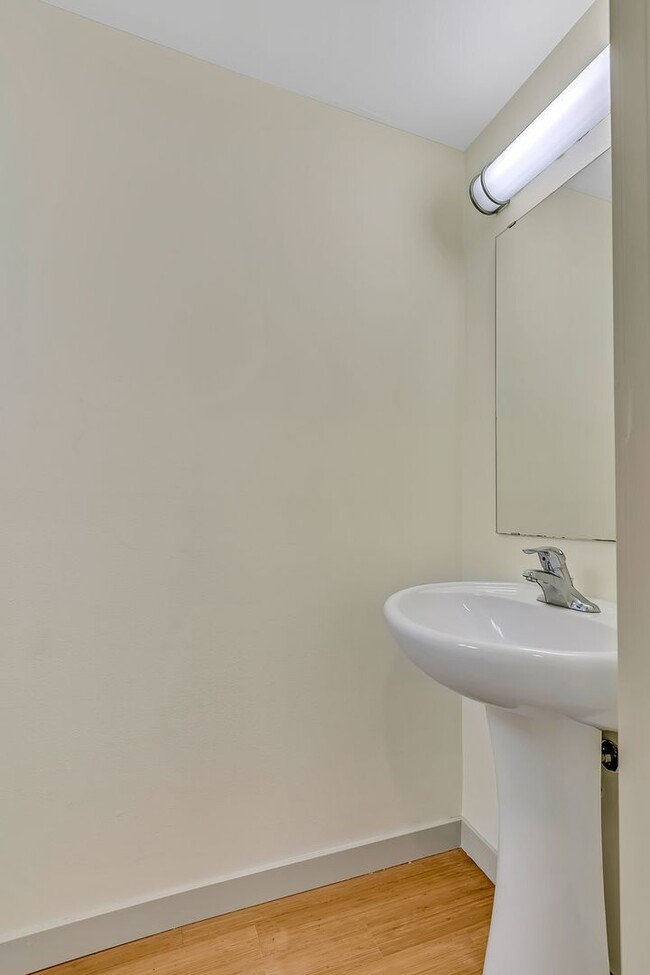 Building Photo - Cheery & Bright Columbia City Townhome