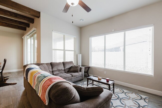 Building Photo - Spacious 3 Bedroom 2 Bath Home with 3-Car ...