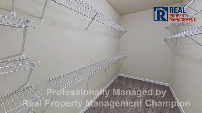 Building Photo - Beautiful Townhome with Open Floorplan and Covered Patio