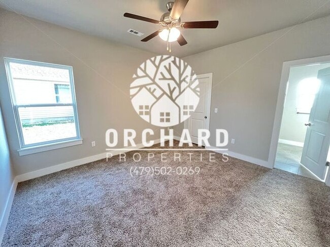 Building Photo - Garrison | Duplex in Siloam Springs!