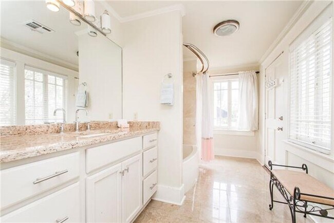 Building Photo - 5 BR- Available now or January lease - Renovated House steps from Campus!