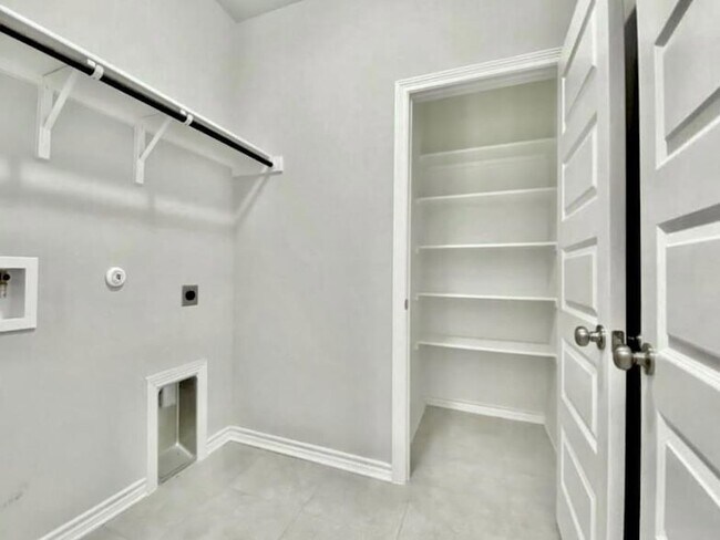 Building Photo - 816 Alta Wy