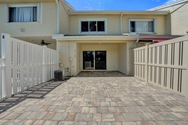 Building Photo - 9913 NW 57th Manor