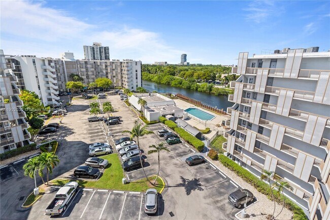 Building Photo - 3475 N Country Club Dr