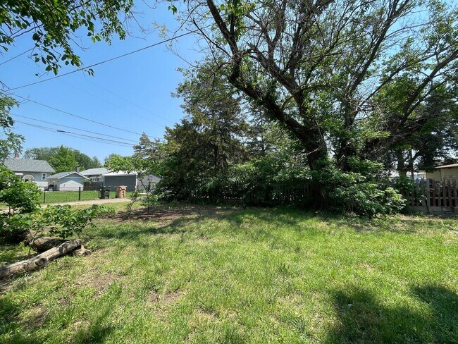 Building Photo - Spacious 3-Bedroom, 1.5 Bathroom Home