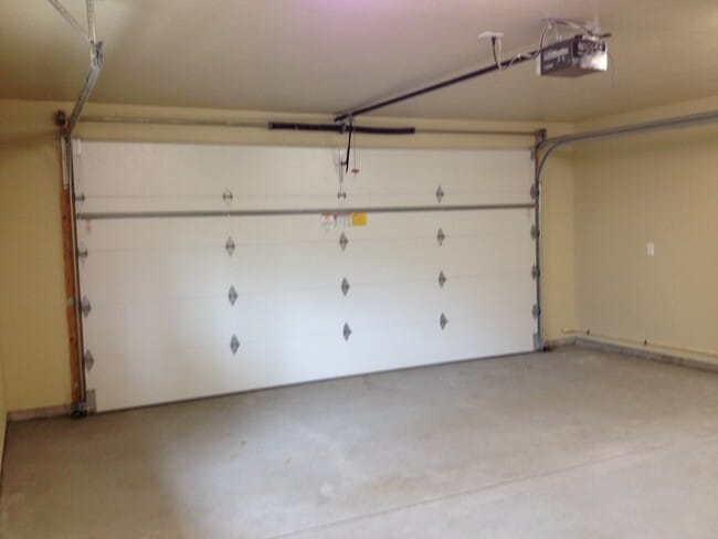 Building Photo - **$300.00 Off 1st Month Rent**3  Bed/2 Bat...