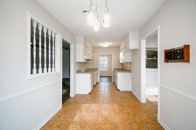 Building Photo - Spacious Renovated Home with Fenced Yard !