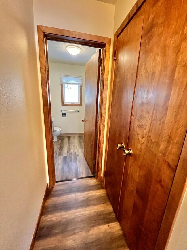 Building Photo - Large 3 Bed/2 Bath East Side Rental Home!