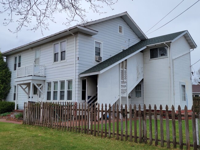 Building Photo - 214 Maple St