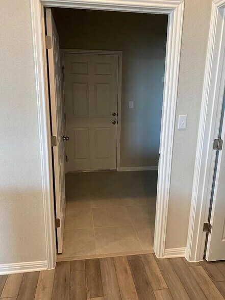 Building Photo - Room in Condo on College Park Dr