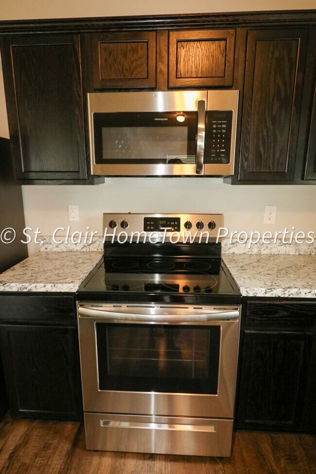 Building Photo - Spacious 4 Bedroom Home in Fox Hollow