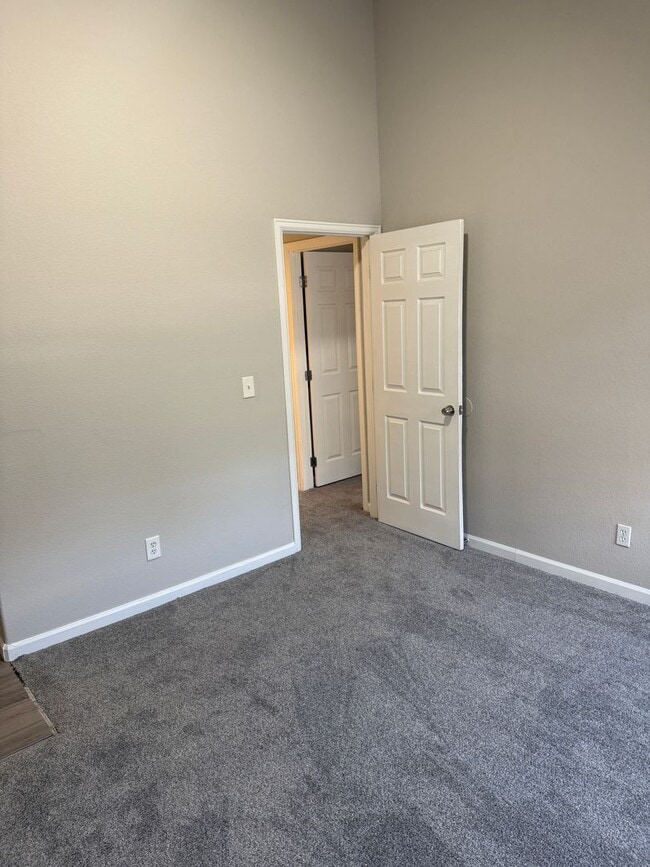 Building Photo - 3 bedroom townhome with 2 car garage!