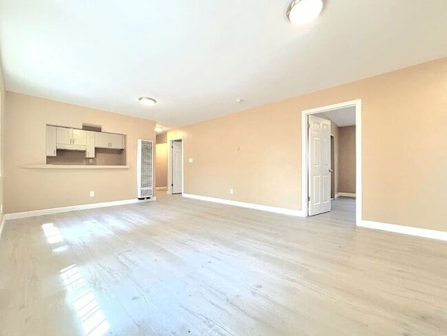 Building Photo - 1385 E Vernon Ave