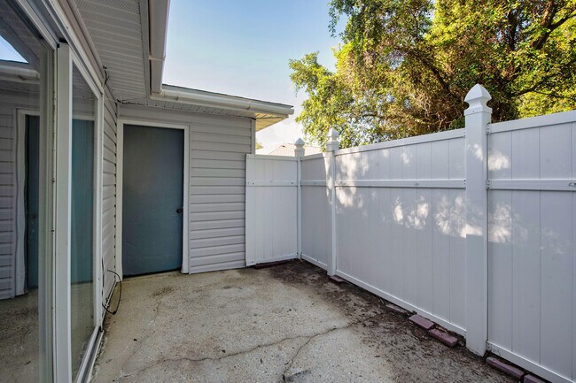 Building Photo - 1555 Green Briar Pkwy