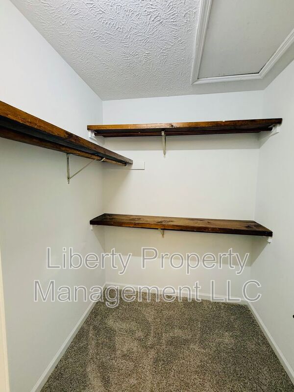 Building Photo - 1705 Veanna Dr