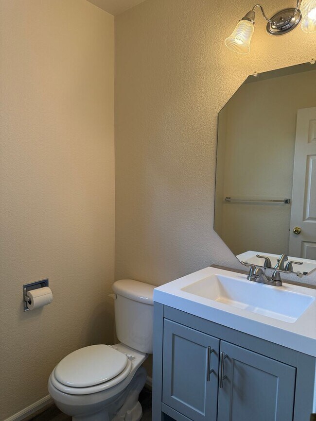 Building Photo - Great 4 bed 3 bath home Wolf Creek Neighbo...