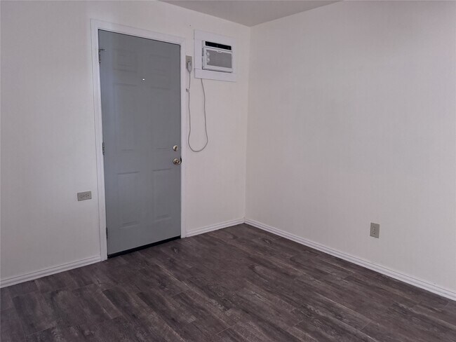 Building Photo - 16477 Piper Ln