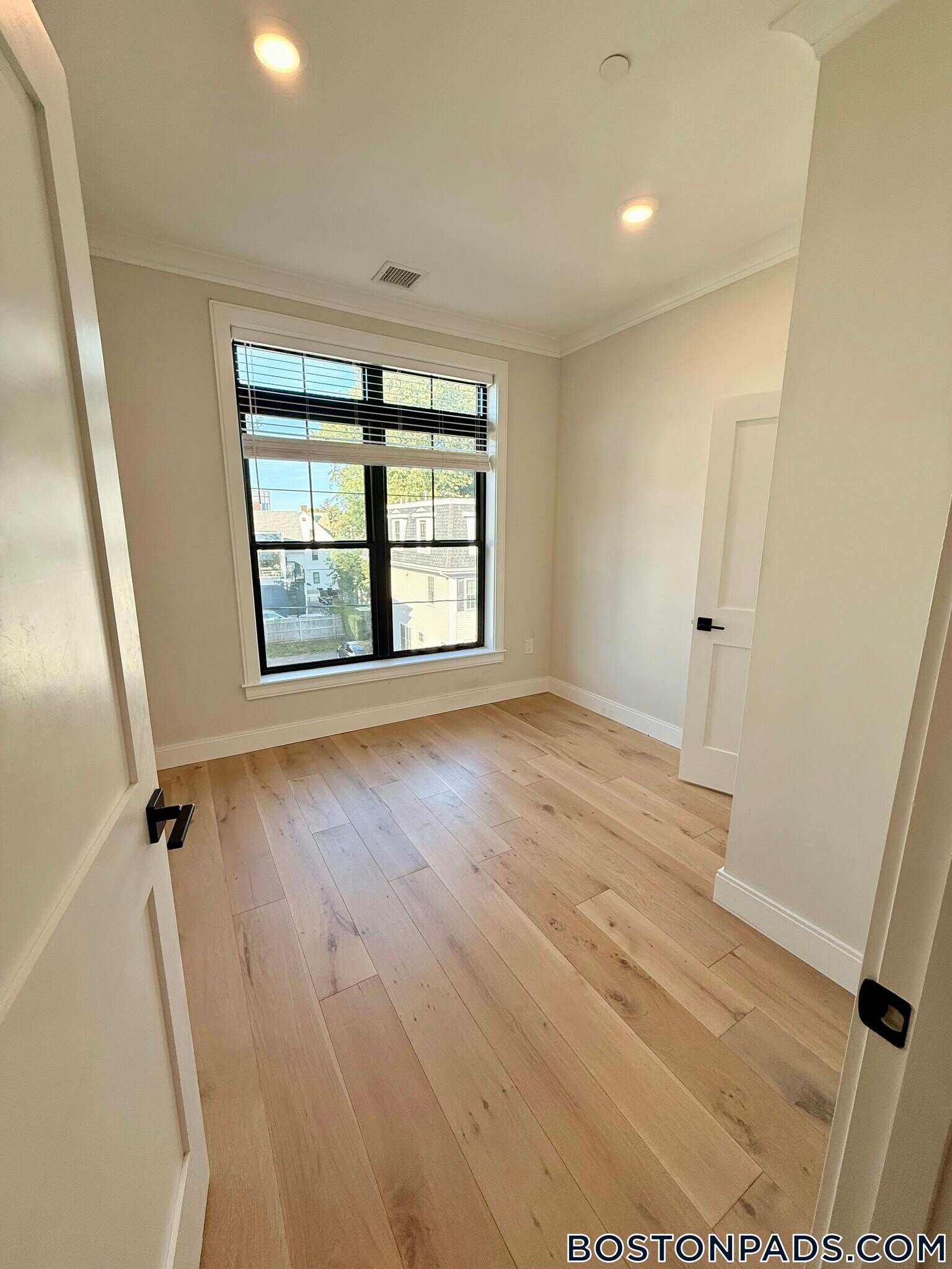 Building Photo - 157 Everett St