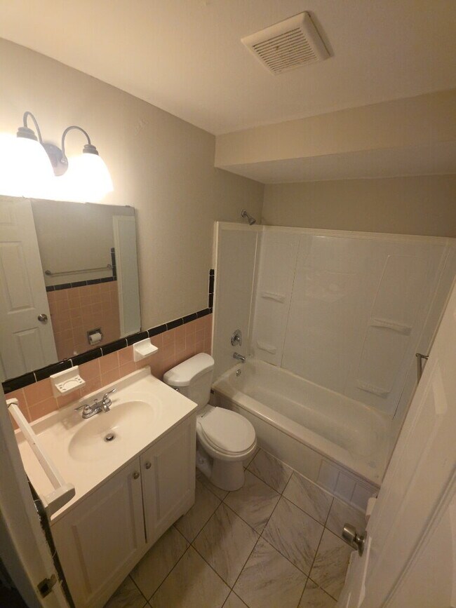 Building Photo - Charming 3-Bedroom Home in a Quiet St. Louis Neighborhood