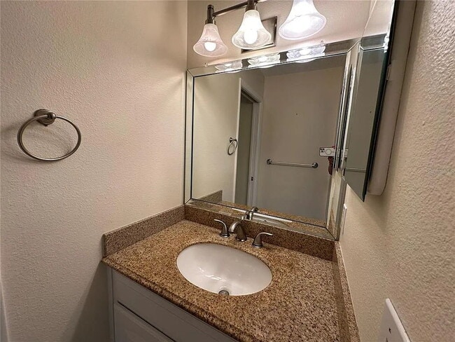 Building Photo - Adorable 2/2 villa in active 55+ community.