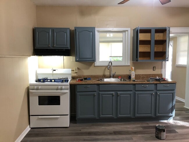 Building Photo - Great 3 Bedroom Home! Freshly Painted! New Flooring! Large Living Area! Eat-in-Kitchen! Screened ...