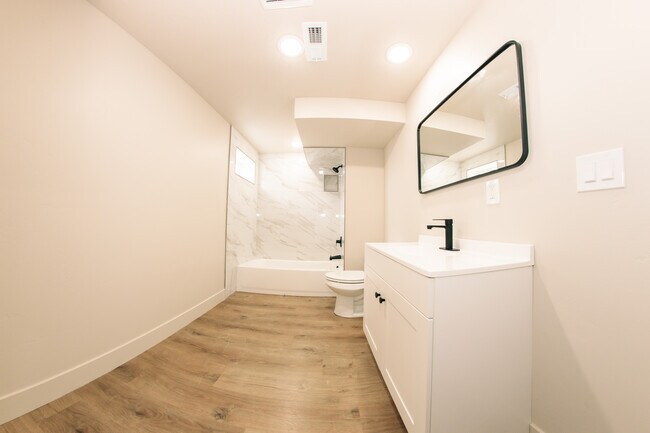 Building Photo - 732 Hislop Dr