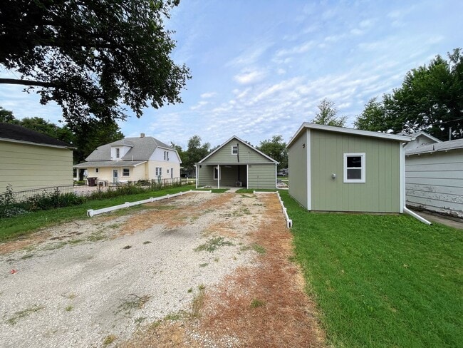 Building Photo - Cute 3 Bed 1 Bath McPherson Home in Good N...