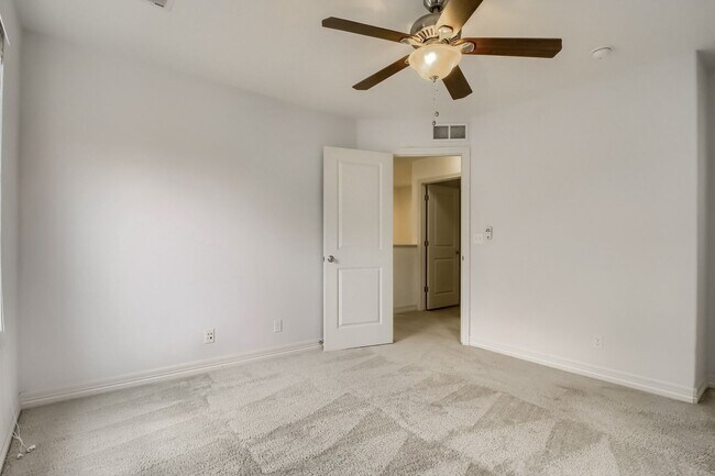 Building Photo - Beautiful 3 bedroom townhome in Central Pa...