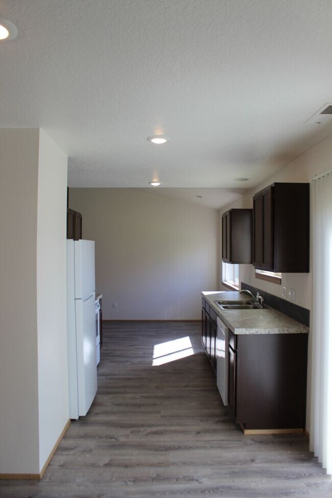 Building Photo - 3 bedroom 2.5 bath family home in quiet Scappoose neighborhood