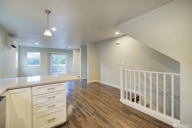 Building Photo - 3Bd/2.5Ba Kirkland Townhouse