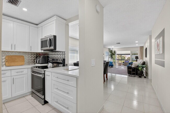 Building Photo - 13769 Date Palm Ct