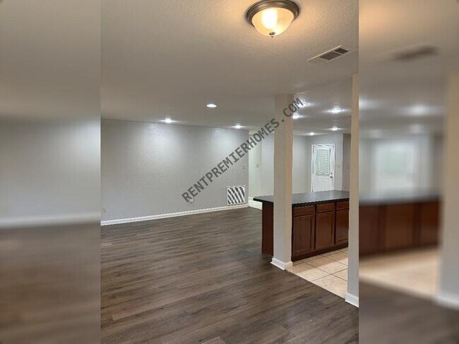 Building Photo - 5 Raleigh Ln