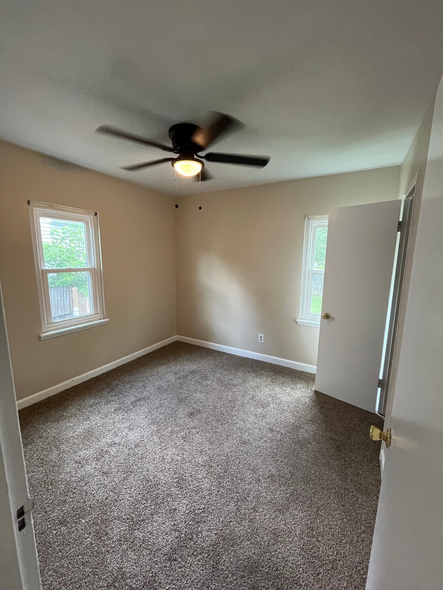 Building Photo - 4023 Valley View Dr