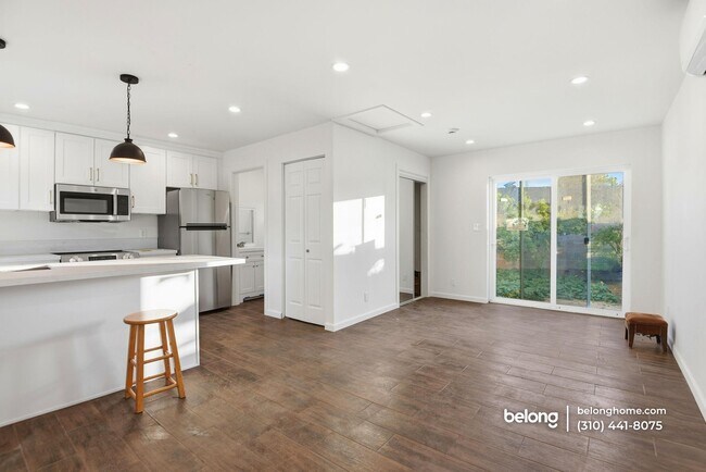 Building Photo - 648 Anita St