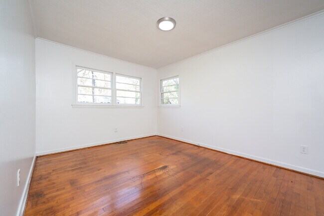 Building Photo - 2 Bed / 1 Bath Bottom Unit Duplex Convenient Spartanburg Location with Modern Features $1000/mo rent