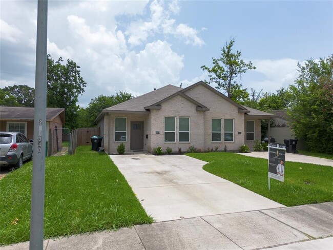 Building Photo - 3915 Brookmeade Dr
