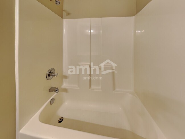 Building Photo - 1104 S Hampton Close